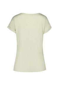 Camiseta de manga corta en verde claro con puños doblados, cuello redondo y un tejido suave con una ligera textura. Presenta un corte relajado.