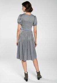 Graues Kleid mit kurzen Puffärmeln, tailliertem Oberteil, plissiertem Rock und Satin-Taillengürtel. Verfügt über einen strukturierten Stoff und einen runden Ausschnitt.