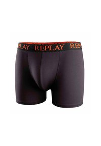 Svarta boxerkalsonger med en mjuk textur, med en orange och svart märkesresår som visar "REPLAY."
