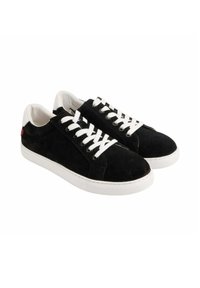 Baskets en daim noir avec lacets et semelle blanche. Bout arrondi, design plat, avec un petit accent rouge à l'arrière.