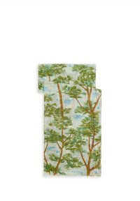 Tissu présentant un motif de sapins verts sur un fond bleu et crème. Les bords sont légèrement effilochés, avec un nom de marque visible.