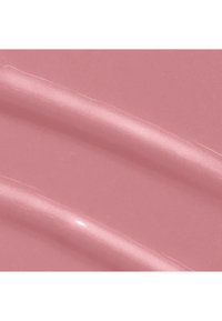 Glatt rosa overflate med to lett forhøyede, blanke horisontale linjer som ligner på en prøve av kremaktig sminke eller maling.