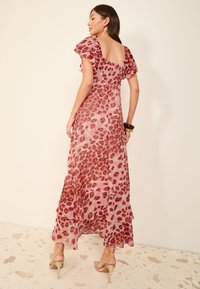 Bloemenprint maxi-jurk in doorschijnende roze stof met luipaardprint, gerimpelde mouwen en geplooide zoom. Heeft een vierkante achterkant.