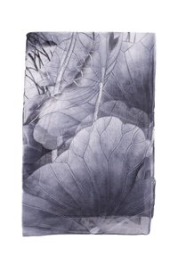 Sciarpa trasparente con un motivo foglia in bianco e nero nelle tonalità di grigio. Tessuto leggero con una texture morbida, forma rettangolare e bordi sfrangiati.