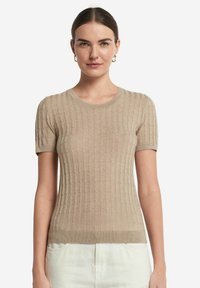 Beige gestrickter Pullover mit kurzen Ärmeln, der ein strukturiertes Rippmuster aufweist. Das Design umfasst einen runden Ausschnitt und eine taillierte Silhouette.
