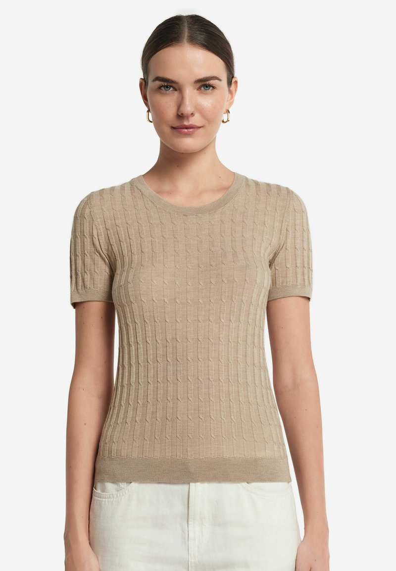 Beige gestrickter Pullover mit kurzen Ärmeln, der ein strukturiertes Rippmuster aufweist. Das Design umfasst einen runden Ausschnitt und eine taillierte Silhouette.