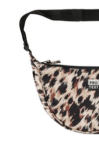 Crossbody tas met luipaardprint in beige, zwart en bruin. Voorzien van een ritssluiting en een verstelbare nylon schouderband. Lichtgewicht stofconstructie.