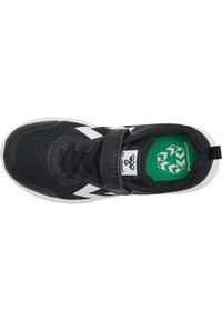 Scarpa sportiva nera con tomaia in mesh traspirante, accenti bianchi, una fascia in velcro e una soletta verde con un logo.