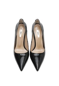 Talons hauts en cuir verni noir avec un design à bout pointu, présentant un intérieur beige et une surface lisse et brillante.