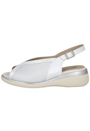 Sandalia blanca tipo slingback con textura tejida y cuero suave. Presenta un sutil acento plateado en el tacón y una suela acolchada.