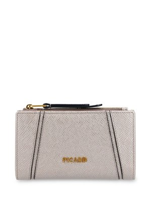 Silbernes, strukturiertes Lederportemonnaie mit goldenem Reißverschluss und schwarzem Zipper, detaillierter Naht und goldenem "PICARD"-Logo auf der Vorderseite.