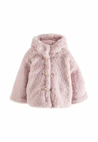 Faux fur frakke i lys pink med hætte, der har tre toggle-lukninger og en tekstureret, fluffy overflade for varme.