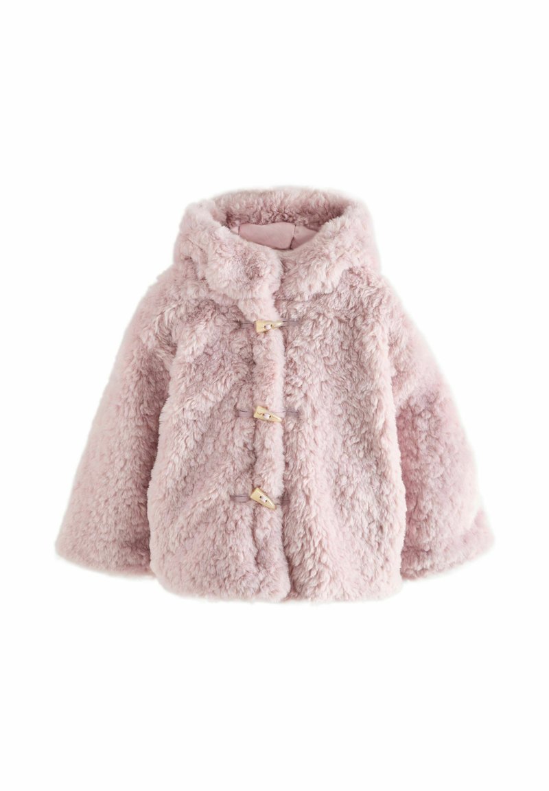 Faux fur frakke i lys pink med hætte, der har tre toggle-lukninger og en tekstureret, fluffy overflade for varme.