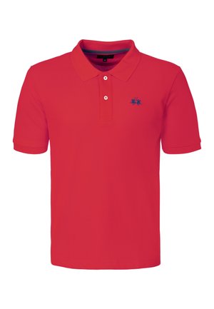 Červená polokošile s krátkým rukávem, límečkem, dvěma knoflíky a malým modrým vyšitým logem na levé straně hrudi.