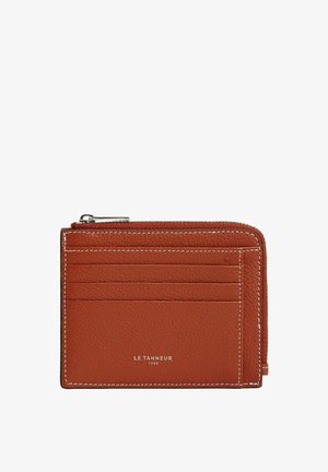 Billetera de cuero marrón con múltiples ranuras para tarjetas, un compartimento con cremallera y costuras en blanco contrastantes. Presenta un logo de la marca en relieve en la parte frontal.