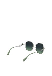 Occhiali da sole ottagonali con una montatura argentata, lenti verdi sfumate e punte verdi sulle stanghette; presentano accenti decorativi neri sulle stanghette.