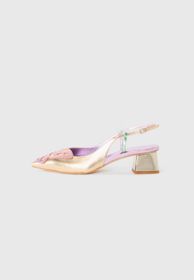 Pantofii cu toc slingback aurii, cu vârful ascuțit, căptușiți cu violet, detaliu cu curea verde și toc pătrat pe un fundal gri deschis.