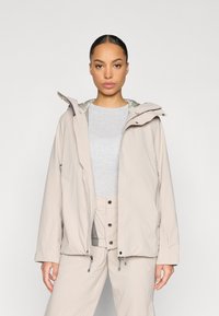 Geacă impermeabilă bej deschis cu fermoar și închidere cu capse, glugă reglabilă și buzunare cu fermoar. Textură netedă și croială lejeră.