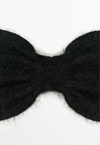 Accessoire noir en feutre en forme de nœud, avec une texture duveteuse, présentant un design central noué et des bords lisses.