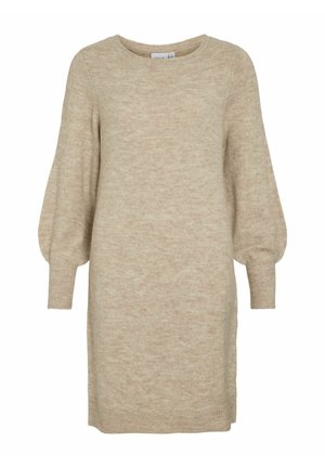 Bēša adīta kleita ar apaļu kakla izgriezumu un pūkainām garām piedurknēm. Tam ir maiga tekstūra un sānu šķirba, kas nodrošina ērtu kustību.