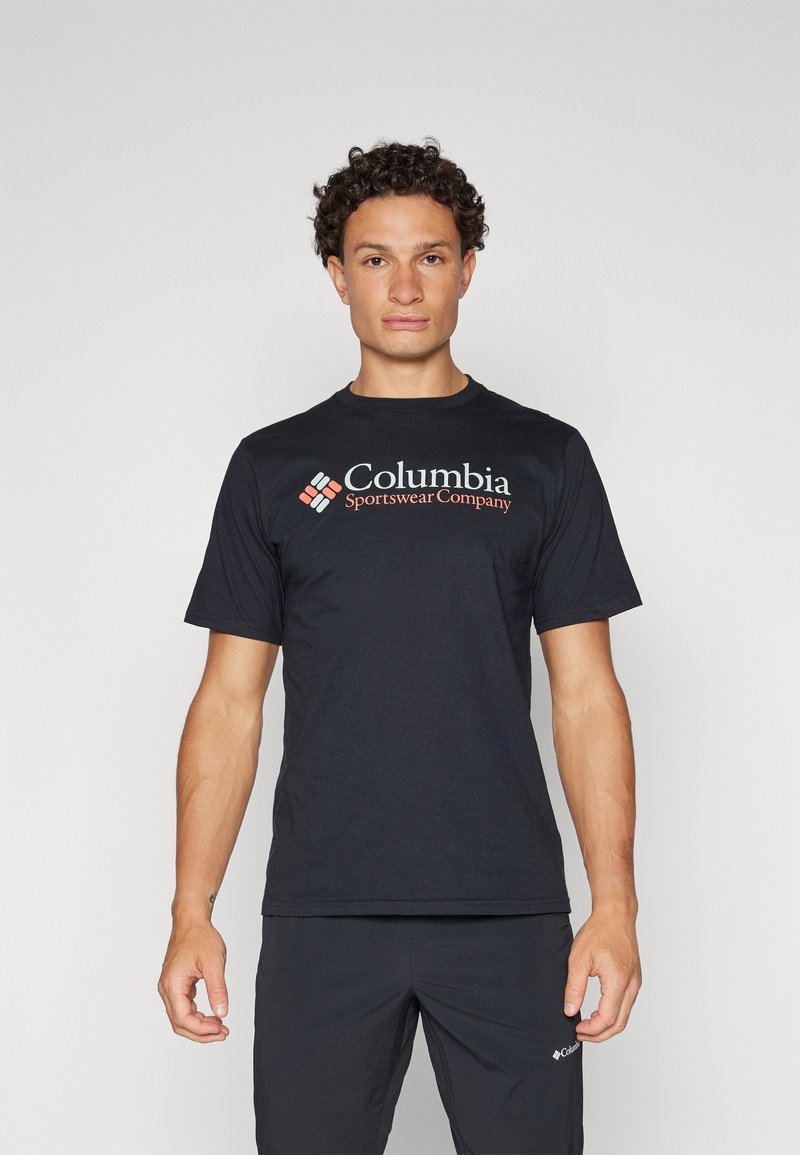 Černé tričko s krátkým rukávem vyrobené z jemné látky, s výrazným červeným a bílým logem společnosti Columbia Sportswear Company na přední straně.