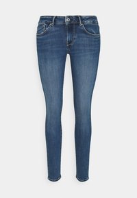 Jeans de mezclilla azul ajustados con un lavado ligeramente desgastado, cinco bolsillos y cierre de botón en la cintura. Presentan costuras visibles y una textura suave.