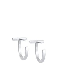 Cercei din argint în formă de inel, cu un design circular deschis, având un vârf plat și o finisare netedă, lustruită. Metalul pare strălucitor și elegant.