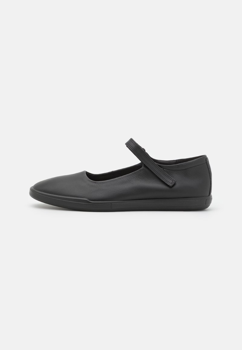 Chaussure Mary Jane noire avec un bout arrondi, une semelle plate basse et une bride réglable unique sur le cou-de-pied.