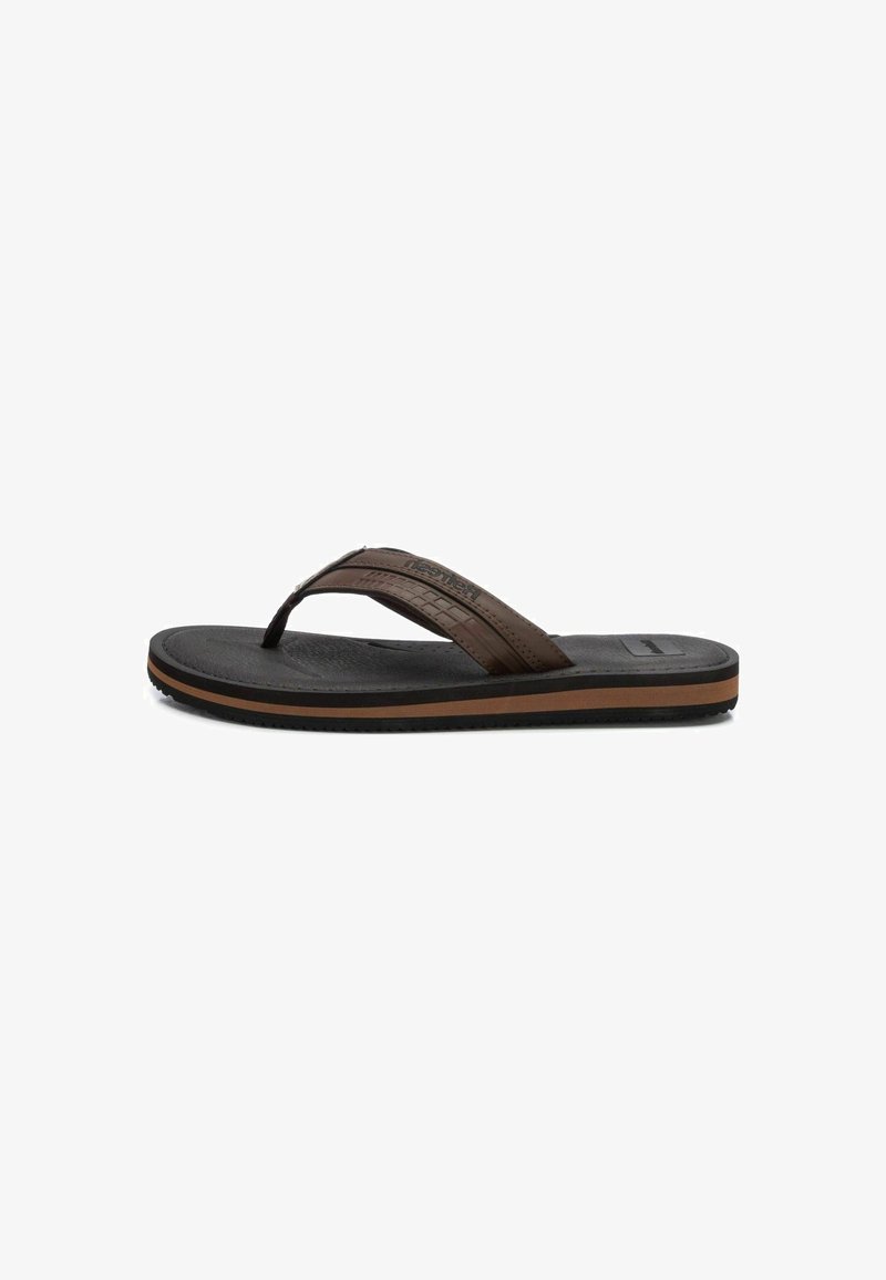 Chanclas marrones con una correa texturizada, plantilla negra y suela redondeada con una franja de acento beige a lo largo del borde inferior.