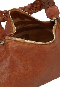 Borsa a mano in pelle marrone con tracolla intrecciata, dotata di zip superiore, fodera in tessuto e tasche interne, che mostra una superficie testurizzata.