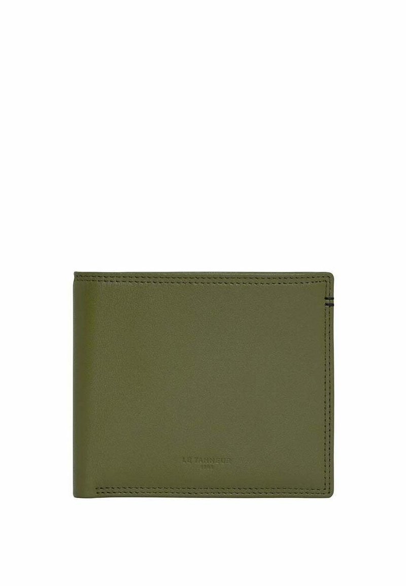 Portafoglio in pelle verde oliva con dettagli in cucitura, design a due pieghe e minimal branding sulla parte anteriore, dotato di slot per carte e una texture liscia.