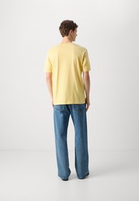 HUGO DIRAGOLINO - Jednoduché tričko - medium yellow