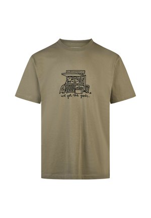 Khaki T-Shirt mit einer cartoonhaften Illustration eines Markstands, beschriftet mit "CLEPTOMANICK" und dem Text "Wir haben die Ware."