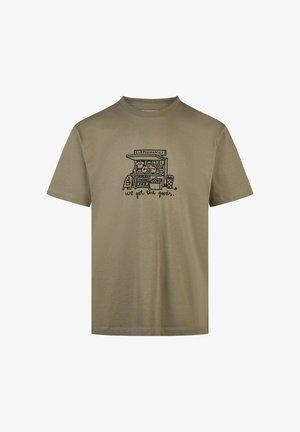 Khaki T-Shirt mit einer cartoonhaften Illustration eines Markstands, beschriftet mit "CLEPTOMANICK" und dem Text "Wir haben die Ware."