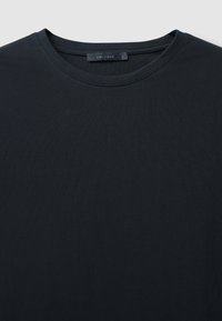 T-shirt di cotone nera con collo a giro, caratterizzata da una superficie liscia e senza motivi, etichettata con "CALLIOPE". Taglia L.