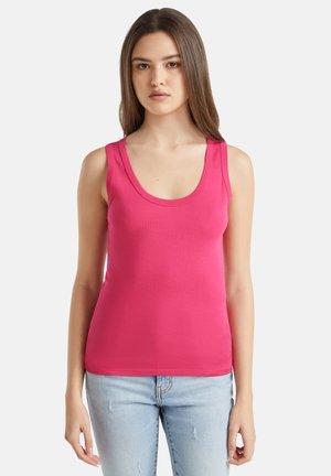 Débardeur rose ajusté avec un décolleté dégagé, fabriqué en tissu lisse et extensible. Le design présente des bretelles larges et une silhouette simple.