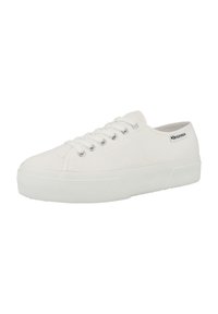 Sneakers bianchi in tela con punta tonda, occhielli metallici, lacci piatti e suola in gomma testurizzata. Presenta il logo del marchio sul lato.