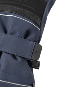 Navyblaue isolierte Handschuhe mit einem strukturierten schwarzen Bündchen, silberner reflektierender Strecke und verstellbarem Riemen mit einem schwarzen Schnallendetail.