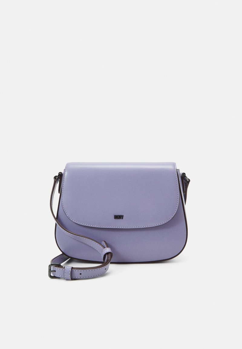 Violet nahkainen olkalaukku, jossa on läpällä varustettu suljenta, säädettävä hihna ja hienovarainen brändäys, jossa on sileä pinta ja pyöristetyt reunat.