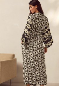 Next Peignoir - monochrome geo