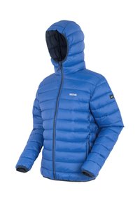 Chaqueta azul aislante con capucha, cremallera frontal, dos bolsillos laterales con cremallera y logotipos en el pecho y la manga izquierda.