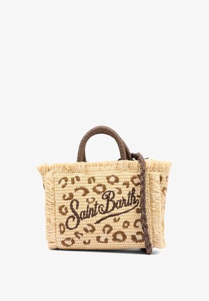 Wiklinowa torebka ze słomy z nadrukiem w panterkę, z frędzlami na krawędziach, plecionymi brązowymi uchwytami i haftowanym napisem "Saint Barth" na froncie.