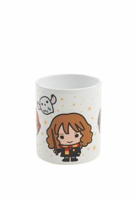 Tazza bianca in ceramica con personaggi dei cartoni animati, tra cui una ragazza con i capelli ricci che tiene una wand, circondata da stelle e un gufo.
