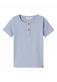 Ljusblå kortärmad t-shirt i mjuk tyg med rund halsringning, som har en knappslå och en liten logotag vid fållen.