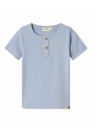 T-shirt bleu clair à manches courtes en tissu doux, avec un col rond, doté d'une patte de boutonnage et d'une petite étiquette de logo à l'ourlet.