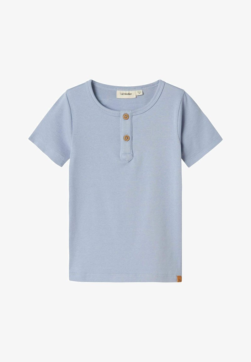 Ljusblå kortärmad t-shirt i mjuk tyg med rund halsringning, som har en knappslå och en liten logotag vid fållen.