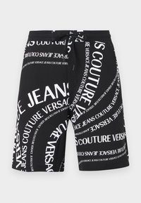 Μαύρο σορτς με κορδόνι, διακοσμημένα με διάσπαρτο λευκό κείμενο "Versace Jeans Couture" σε διά φορα μεγέθη και προσανατολισμούς.