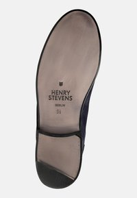 Schoenzool in donkerblauw suede met een glad, plat oppervlak. Voorzien van een gestikte rand, de merknaam "HENRY STEVENS" en maat "9½".