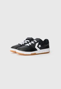 Svarta lädersneakers med vita detaljer, som har en framträdande Converse-stjärnlogotyp, vita snören och en sula i gummigummi.