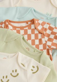 Ensemble de cinq bodys bébé à côtes dans des couleurs pastel avec des motifs comprenant des visages souriants et des carrés à damier orange.